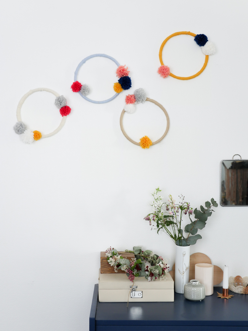 Une couronne de pompons et de feuilles pour un mur DIY ! - Marie Claire
