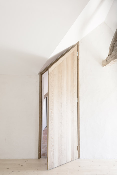Old_farmhouse_conversion_in_by_SEPTEMBRE_dezeen_468_10