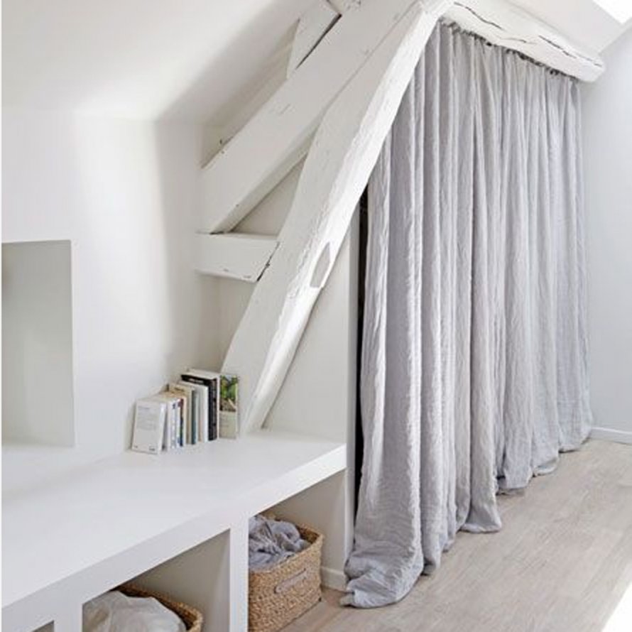 chambre-a-coucher-meuble-suedois-meubles-scandinaves-combles-bois-rideau-rangement-lili-in-wonderland