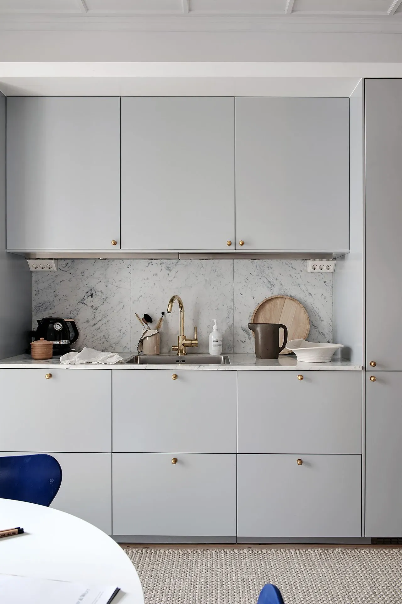 visite déco appartement scandinave contraste cuisine bleue gris marbre laiton