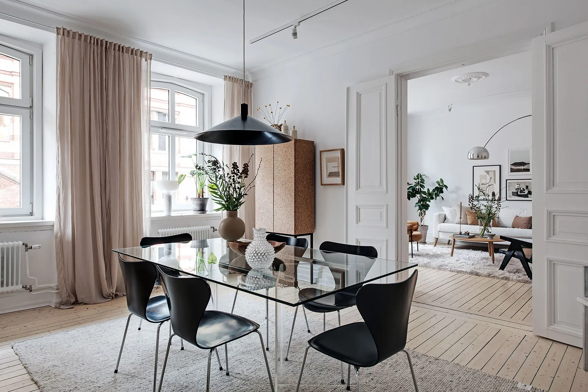 visite déco appartement scandinave contraste salle à manger ouverte sur salon