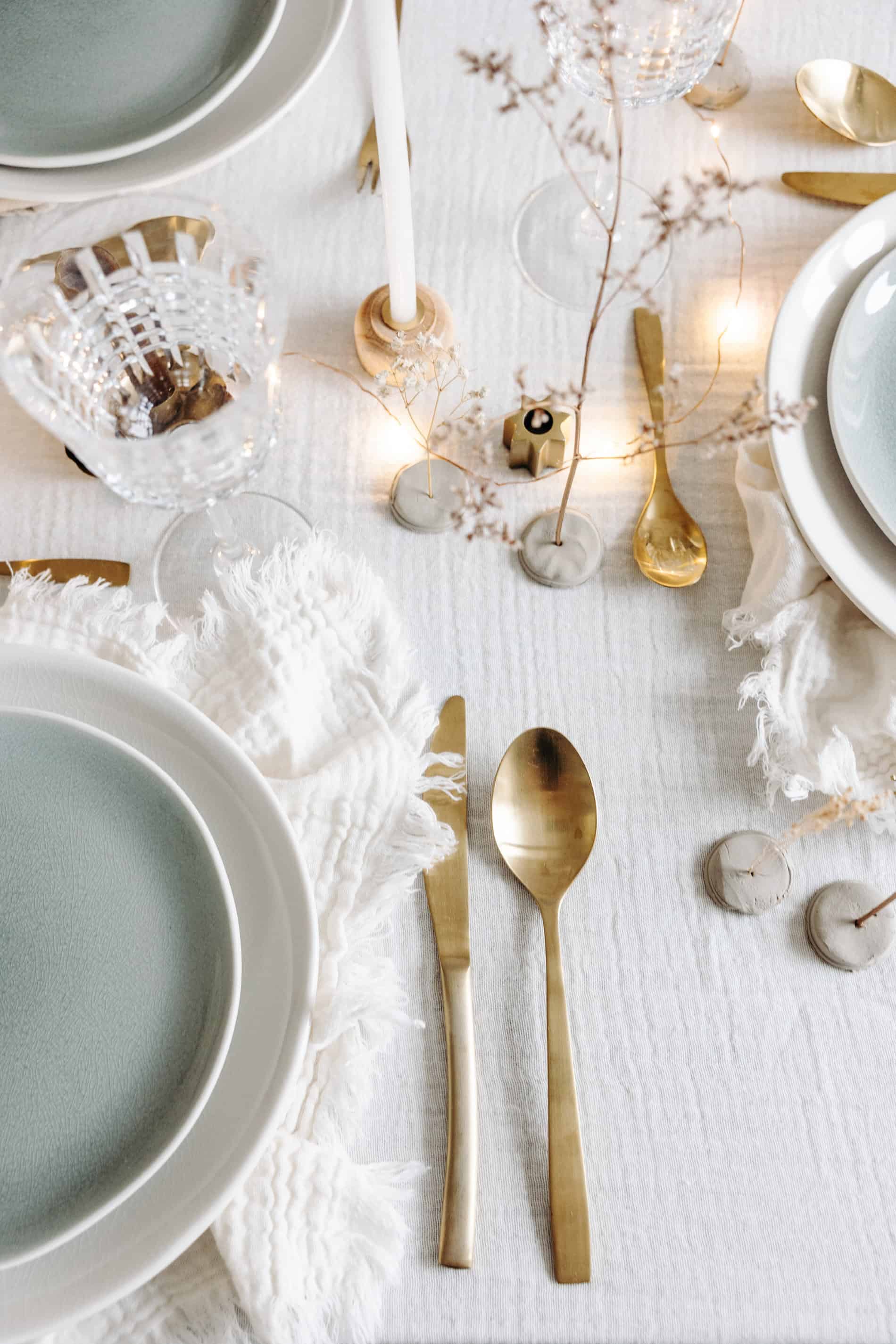 table de Noël délicate et poétique couvert doré
