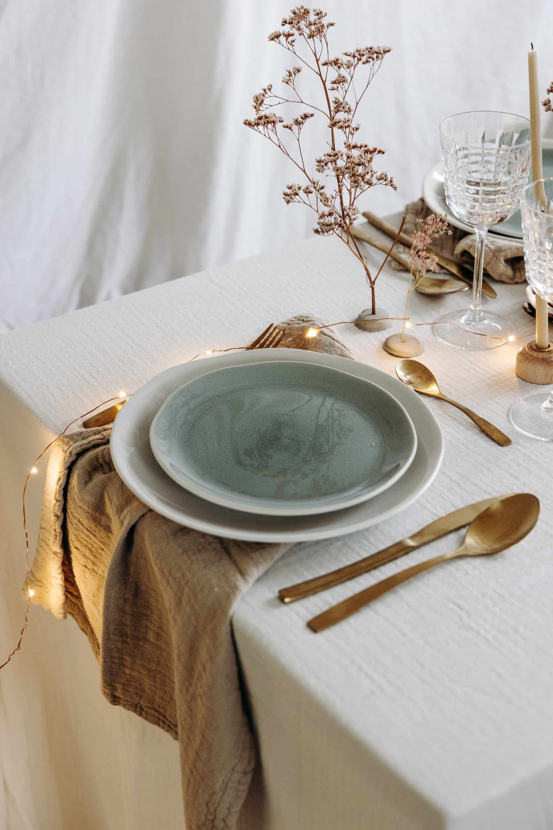 table de Noël délicate et poétique vaisselle Jars ceramiste