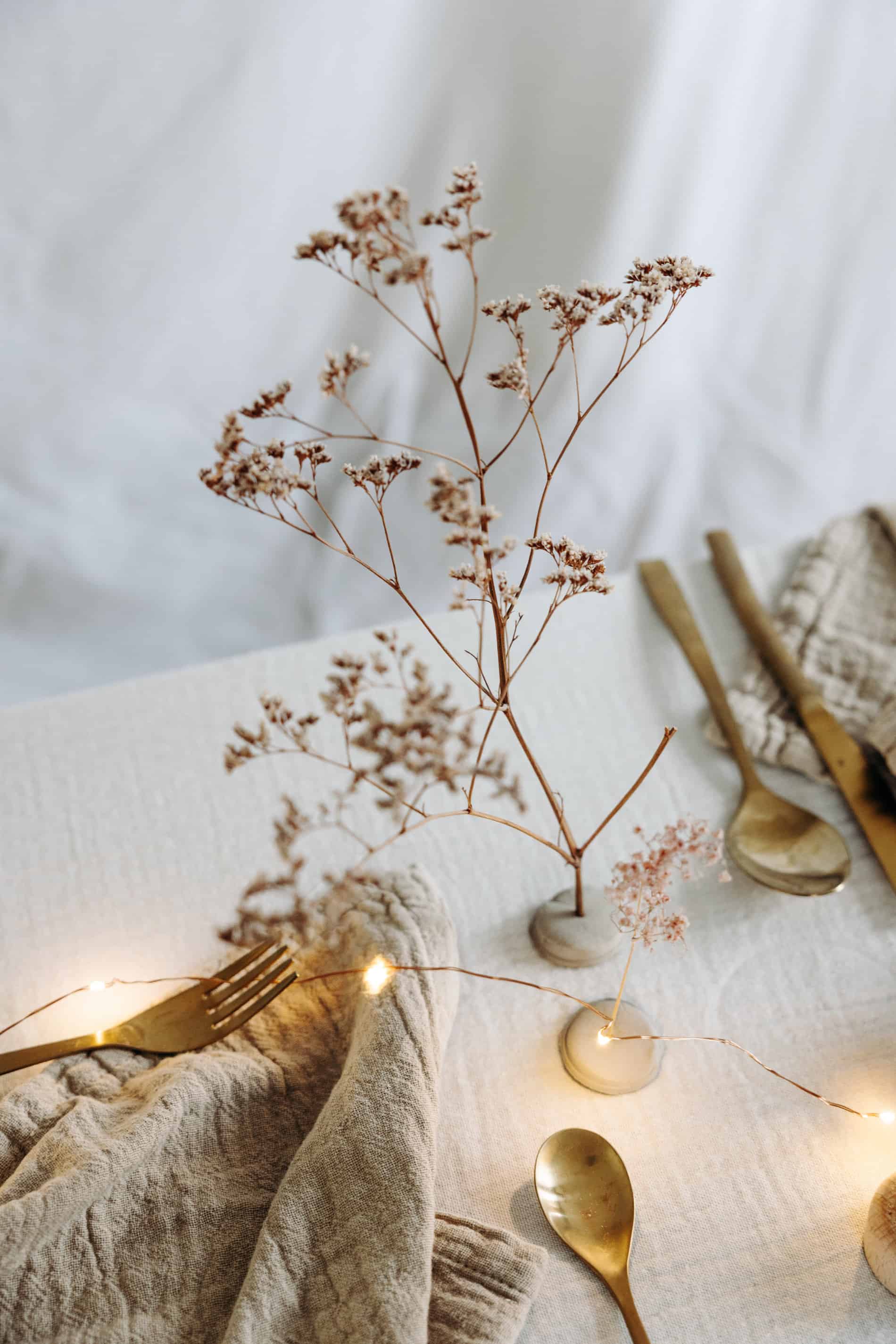table de Noël délicate et poétique DIY fleurs séchées